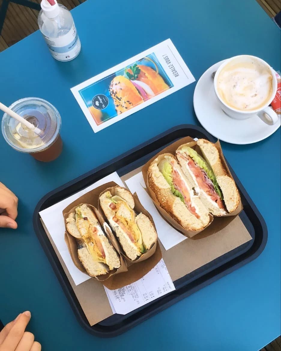 Bagel garnis sur un plateau